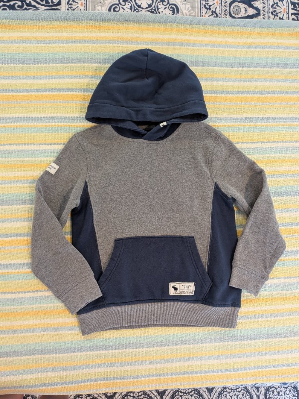 abercrombie kids Colorblock Fleece Pullover Hoodie in Grey & Navy (Size 7/8)
